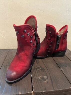 Circle G Corral Distressed Red Suede Size 7 Bootie